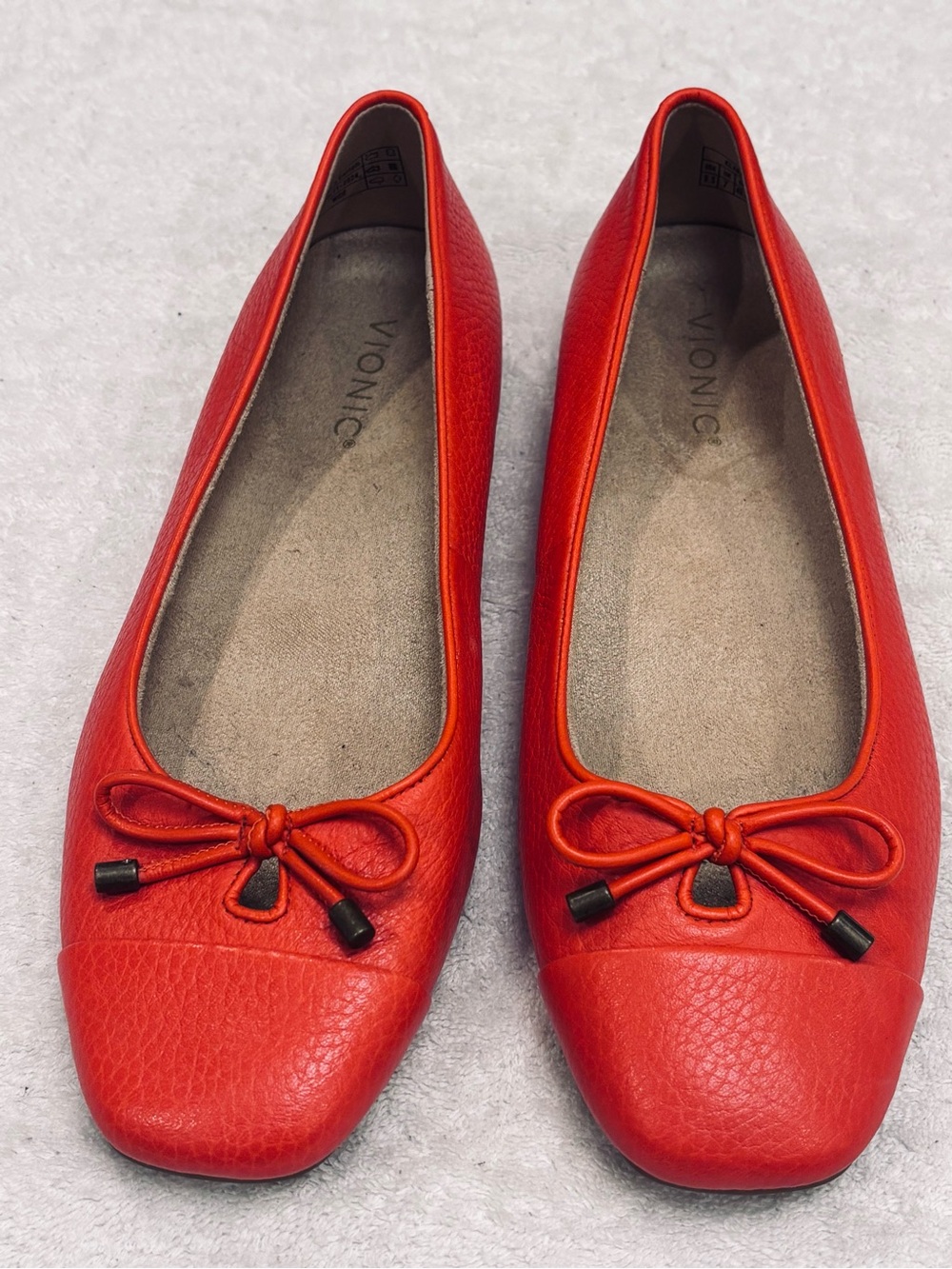 Brand New Leather Flats by Vionic - Size 9.5 USA / 40.5 Euro/ 7 UK - Box 19A